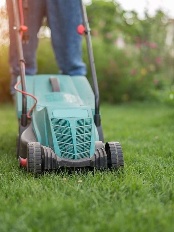 Tractor lawn mowing vs traditional lawn mowing